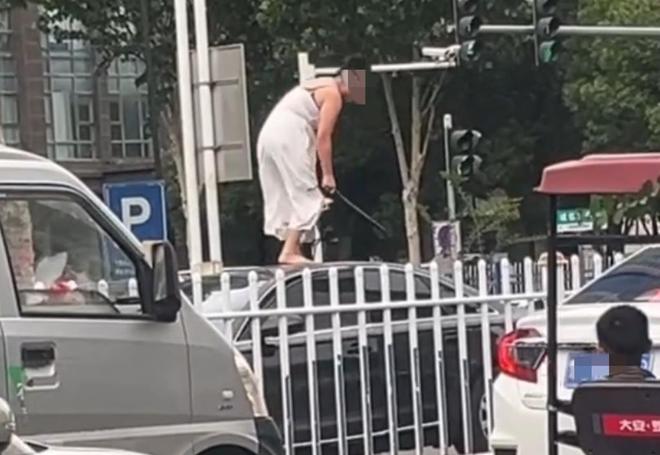 车通报：系精神病发作家属愿意承担赔偿冰球突破网站女子持械当街打砸多辆轿(图3)