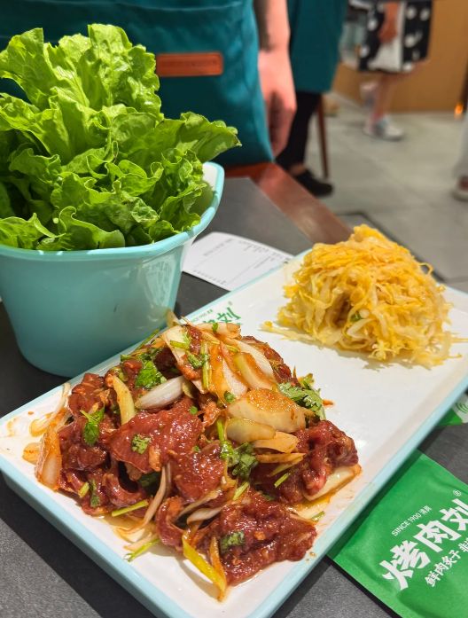 子烤肉：老北京胡同深处的烟火气冰球突破爆百万大奖冬日里的炙(图2)